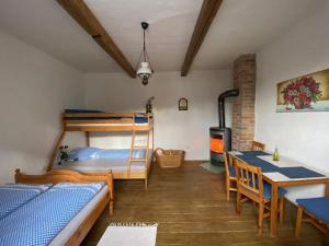 A bed or beds in a room at Chalupa u dedka Bešeňová -Liptovský Michal