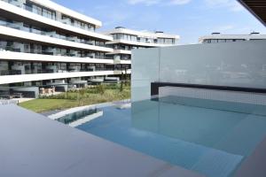 Basen w obiekcie Luxury complex beachfront apartment, infinity pool, sauna, gym and large terrace lub w pobliżu