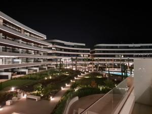Basen w obiekcie Luxury complex beachfront apartment, infinity pool, sauna, gym and large terrace lub w pobliżu