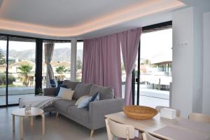 Posezení v ubytování Luxury complex beachfront apartment, infinity pool, sauna, gym and large terrace