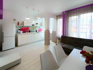 Kitchen o kitchenette sa Sunny 2-Bedroom Maisonette Varna & Parking