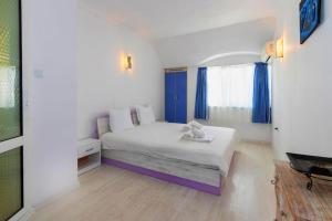 Sunny 2-Bedroom Maisonette Varna & Parking tesisinde bir odada yatak veya yataklar