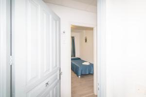 a hallway with a door leading to a bedroom at Apartamentos Falcó in Port de Pollensa