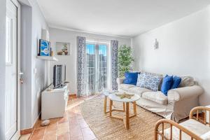 a living room with a couch and a table at Casa Perola -ocean view cottage in Carvoeiro