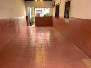 un pasillo vacío con suelo de baldosa en un edificio en Apart Hotel Comfort City en Salta