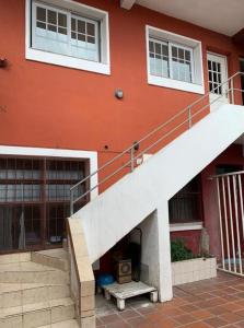 un edificio con una escalera blanca delante de él en Apart Hotel Comfort City en Salta