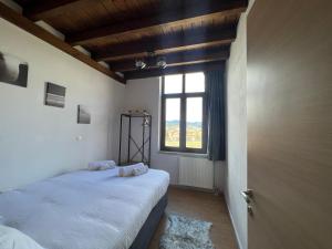 Un dormitorio con una cama grande y una ventana en North Chalet en Arachova