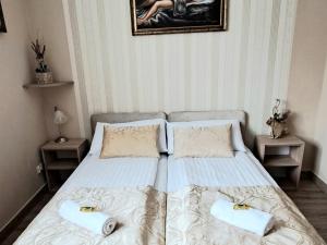 A bed or beds in a room at Puszek