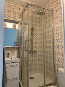 y baño con ducha, aseo y lavamanos. en appartement catimini, en Dijon
