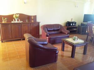 uma sala de espera com cadeiras de couro e uma mesa de centro em Appartement de vacances em Grand Baie