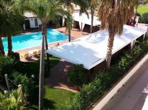 The swimming pool at or close to Hotel Redebora
