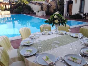 The swimming pool at or close to Hotel Redebora