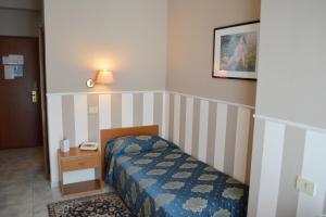 A bed or beds in a room at Hotel Redebora