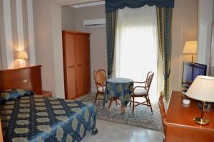 A bed or beds in a room at Hotel Redebora