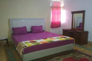 Postel nebo postele na pokoji v ubytování EXPRESS O 92070 Mando Homestay Syariah Near KANTOR LURAH Bukik Apik Puhun