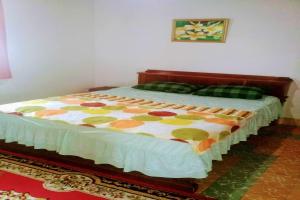 Postel nebo postele na pokoji v ubytování EXPRESS O 92070 Mando Homestay Syariah Near KANTOR LURAH Bukik Apik Puhun