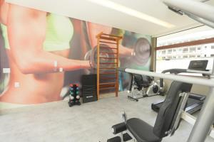 ein Raum mit einem Fitnessstudio und einem Gemälde an der Wand in der Unterkunft Muro Alto Mana Beach Experience Apartamento B104 in Ipojuca