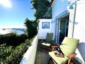 卡斯凱什的住宿－Ocean dream apartment，两把椅子坐在一个享有水景的阳台