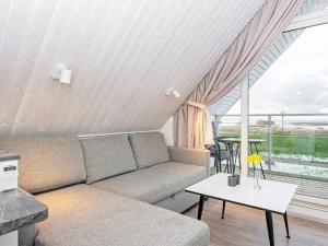 ein Wohnzimmer mit einem Sofa und einem Tisch in der Unterkunft Two-Bedroom Holiday home in Wendtorf 6 in Wendtorf