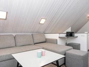 ein Wohnzimmer mit einem Sofa und einem Tisch in der Unterkunft 6 person holiday home in Wendtorf in Wendtorf