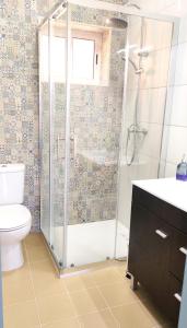 een badkamer met een douche en een toilet bij Quinta Do Sol in Tavira