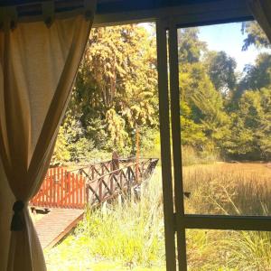 una ventana con vistas al campo desde una casa en Arco iris en Tigre