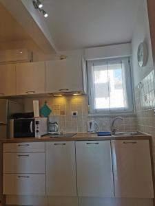 Kuchyňa alebo kuchynka v ubytovaní Apartments Irena with sea view