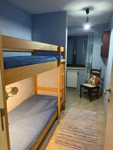 Cette chambre comprend 2 lits superposés et une chaise. dans l'établissement Mas des Rompides, à Maillane