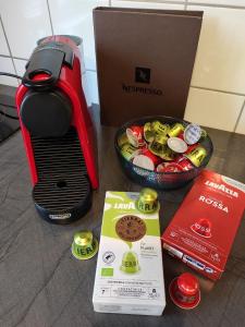 a toaster and a bowl of food next to a box at Modernes kleines Studio am Uni-Campus - Perfekt für Unternehmungslustige in Dresden