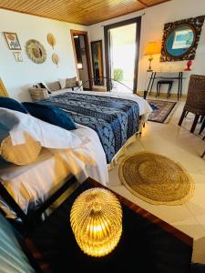 1 dormitorio con cama grande y mesa con mesa en Villa Incanto on the Sea en Siracusa