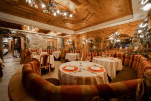 um restaurante com mesas e cadeiras num quarto em Hotel Le Ortensie em Roccaraso