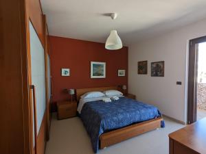 een slaapkamer met een bed met een blauw dekbed bij La Casa dei Due Mari - large apartment with parking in Taranto +29 foto's