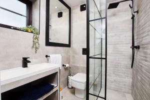 W łazience znajduje się prysznic, umywalka i toaleta. w obiekcie Beautiful House in Manchester Sleeps 8 Inc Parking w mieście Wythenshawe