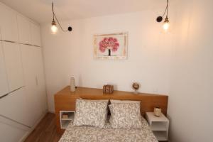 ein Schlafzimmer mit einem Bett und zwei Kissen in der Unterkunft Downtown Villa in Faro