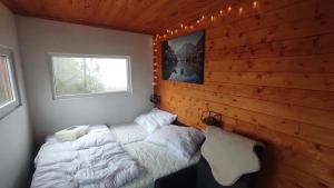 sypialnia z 2 łóżkami i oknem w obiekcie Domčok pod Tatrami w mieście Ważec