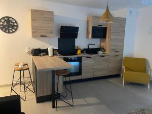una cocina con encimera y estufa horno superior en Le Soleil de Mougins, en Mougins