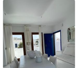 Giường trong phòng chung tại White luxury suite with shared pool downtown by Mykonos Eight +39 ảnh