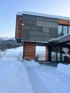The kube by the mountain v zimě