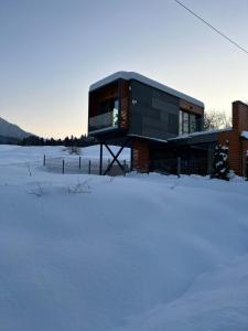The kube by the mountain v zimě