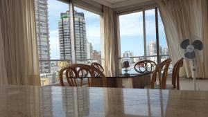 mesa de comedor con vistas a una ventana grande en Punta Del Este, Península Santos Dumont, 2 dormitorios, 2 baños, 5 personas, en Punta del Este