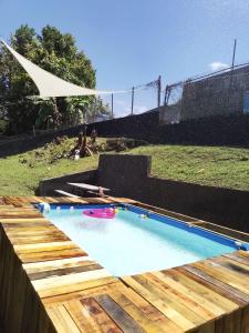 una piscina en un patio con una valla en New updated 2 Bedroom Apartment in Bayamon, Puerto Rico, en Bayamón
