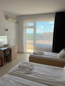 Postel nebo postele na pokoji v ubytování Plovdiv Hotel + 37 fotografií