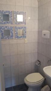a bathroom with a toilet and a sink at Punta Del Este, Península Santos Dumont, 2 dormitorios, 2 baños, 5 personas in Punta del Este