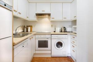 A kitchen or kitchenette at Montesqui Formigal, exclusivo ático con vistas a pistas, guardaesquis y garaje