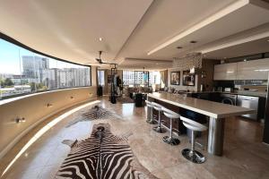 uma cozinha com um tapete de zebra no chão em Luxury Penthouse In The Heart Of Sandton em Joanesburgo