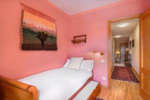 A bed or beds in a room at Montesqui Formigal, exclusivo ático con vistas a pistas, guardaesquis y garaje