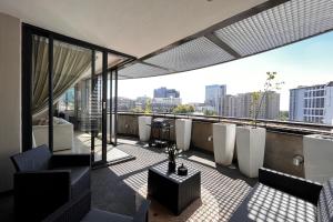 uma varanda com vista para a cidade em Luxury Penthouse In The Heart Of Sandton em Joanesburgo