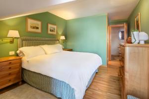 A bed or beds in a room at Montesqui Formigal, exclusivo ático con vistas a pistas, guardaesquis y garaje