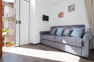 un sofá gris en una sala de estar con TV en Testaccio Roma Style Apartment, en Roma