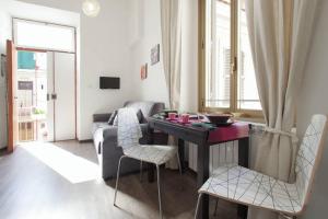 ローマにあるTestaccio Roma Style Apartmentのリビングルーム(テーブル、椅子、ソファ付)